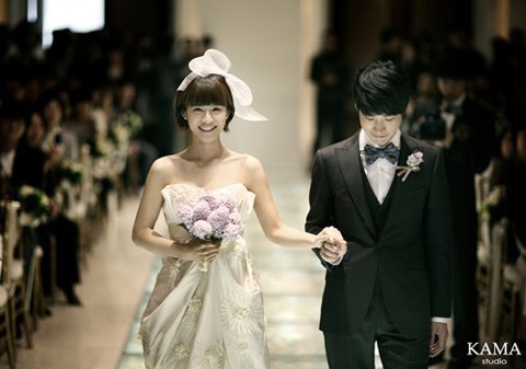 Kang Hye Jung và chồng Tablo trong đám cưới.